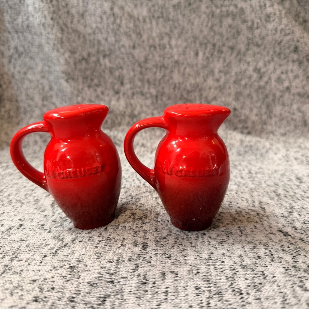 Le Creuset Salt & Pepper Shakers Mini Pitcher Style Flame Red Ombre